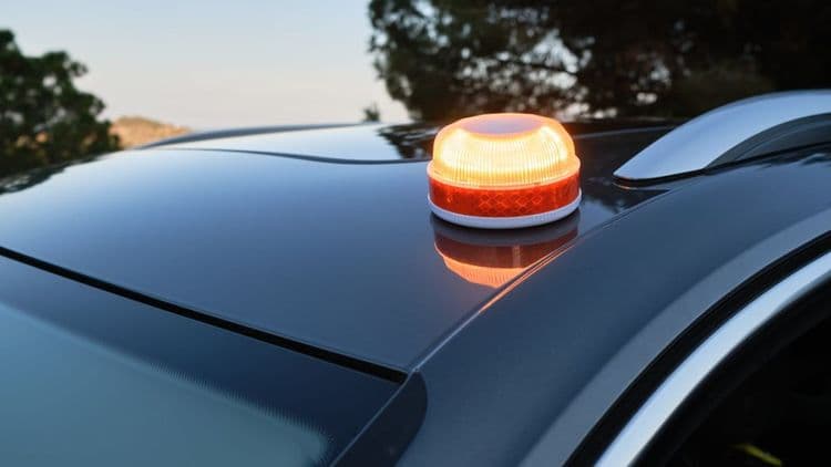 Luz de emergência V16, obrigatória desde 2016, melhora segurança nas estradas. Reprodução: El País