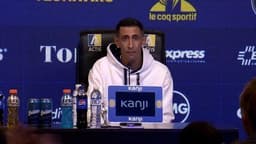 Di María se emociona durante sua apresentação no Rosario Central ao lado da família. Reprodução: Globo