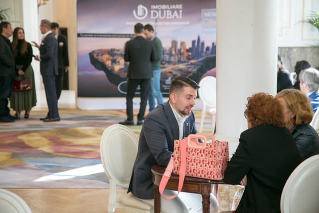 Agente da Imobiliare Dubai conversa com duas interessadas em comprar casa no emirato, no Mandarin Oriental Ritz, Madrid. Legenda da imagem. Reprodução: Retorno do item 11