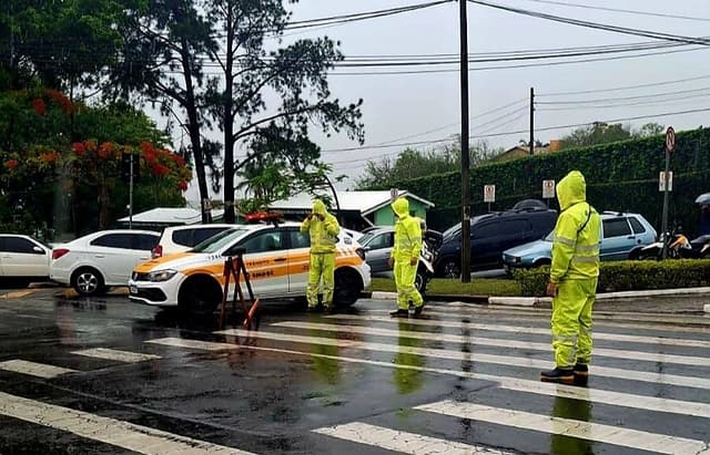 Agentes da Emdec orientam motoristas durante a chuva em Campinas. Legenda da imagem. Reprodução: Retorno do item 11