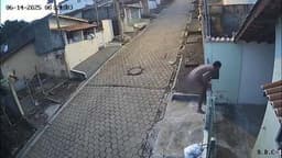 Um homem nu invade casa em Joanópolis, causando pânico à moradora. Legenda da imagem. Reprodução: Globo
