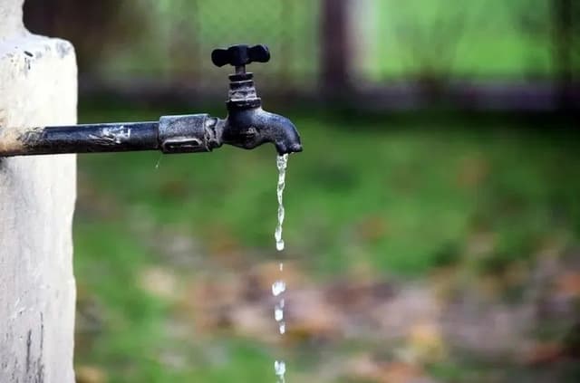 Estudo revela que 363 municípios brasileiros ainda têm contratos irregulares para serviços de saneamento. Reprodução: Globo