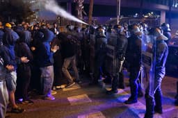 Polícia catalã usa gás lacrimogêneo para dispersar manifestantes pró-Palestina em Barcelona. Reprodução: Retorno do item 11