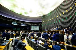 Aprovação do aumento de 18 deputados federais no Congresso despercebida entre as festividades de São João. Reprodução: Globo