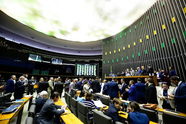 Aprovação do aumento de 18 deputados federais no Congresso despercebida entre as festividades de São João. Reprodução: Globo