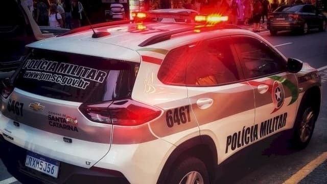 Carro da Polícia Militar em ação após mulher reagir a tentativa de invasão em SC. Reprodução: Globo