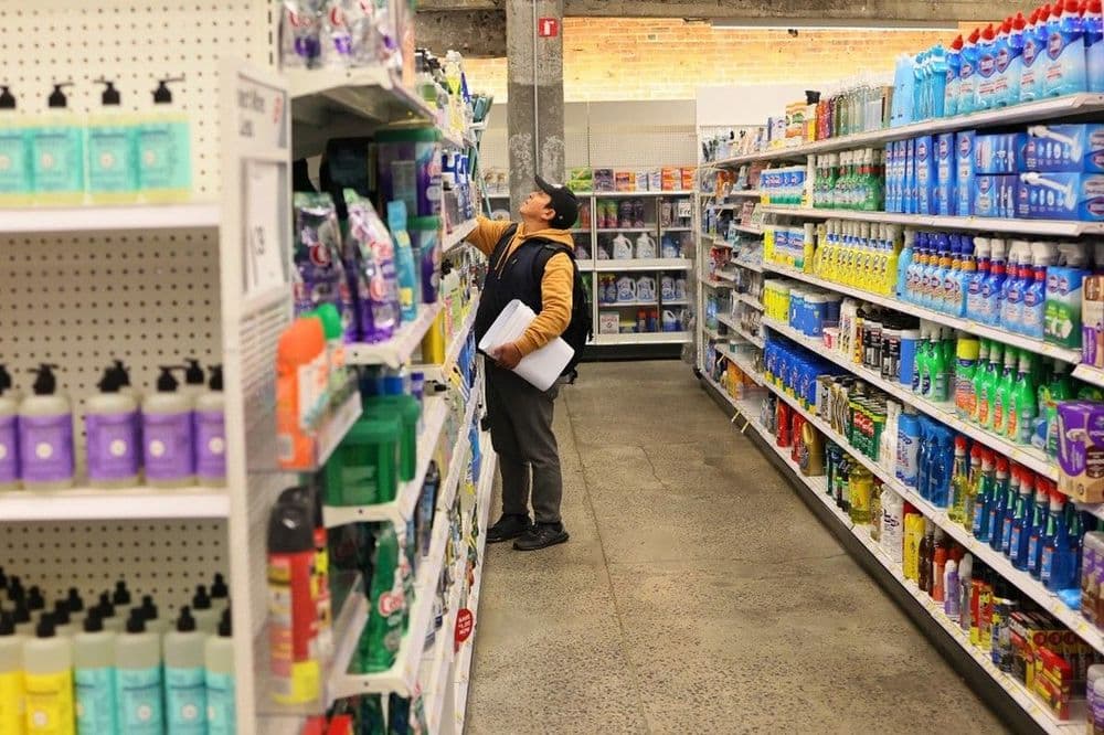 Prateleiras de supermercado com diversidade de produtos, incluindo sucos e itens de limpeza. Reprodução: Globo