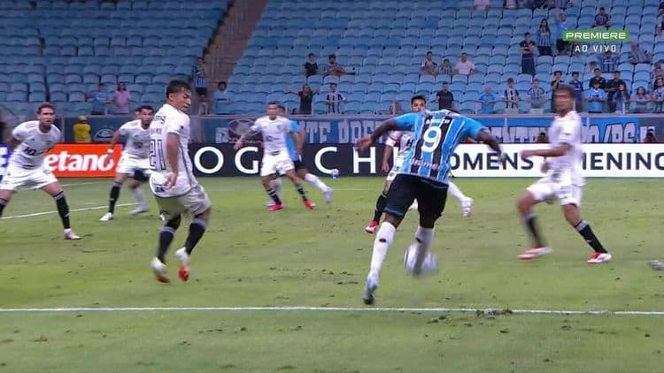 Grêmio vence Atlético-MG com gol de Arezo inesperado