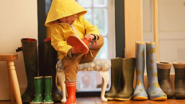Botas de chuva infantis mantêm os pés secos e estáveis em superfícies molhadas.. Reprodução: El País