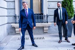 Feijóo e Abascal em foto de arquivo no Congresso; eleições em Castela e Leão previstas para 2026. Reprodução: Retorno do item 11