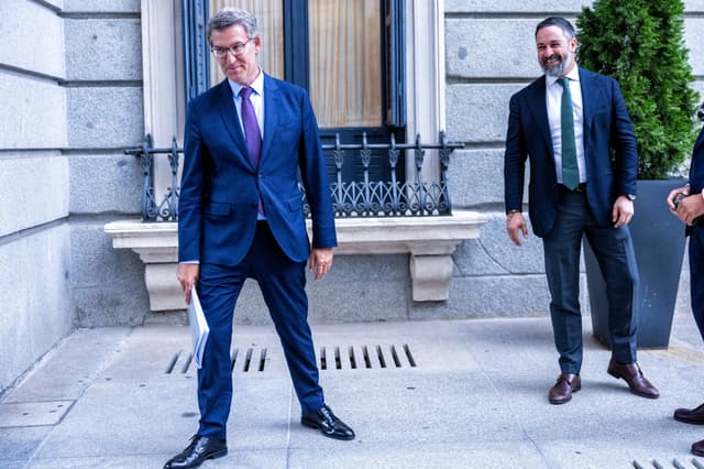Feijóo e Abascal em foto de arquivo no Congresso; eleições em Castela e Leão previstas para 2026. Reprodução: Retorno do item 11