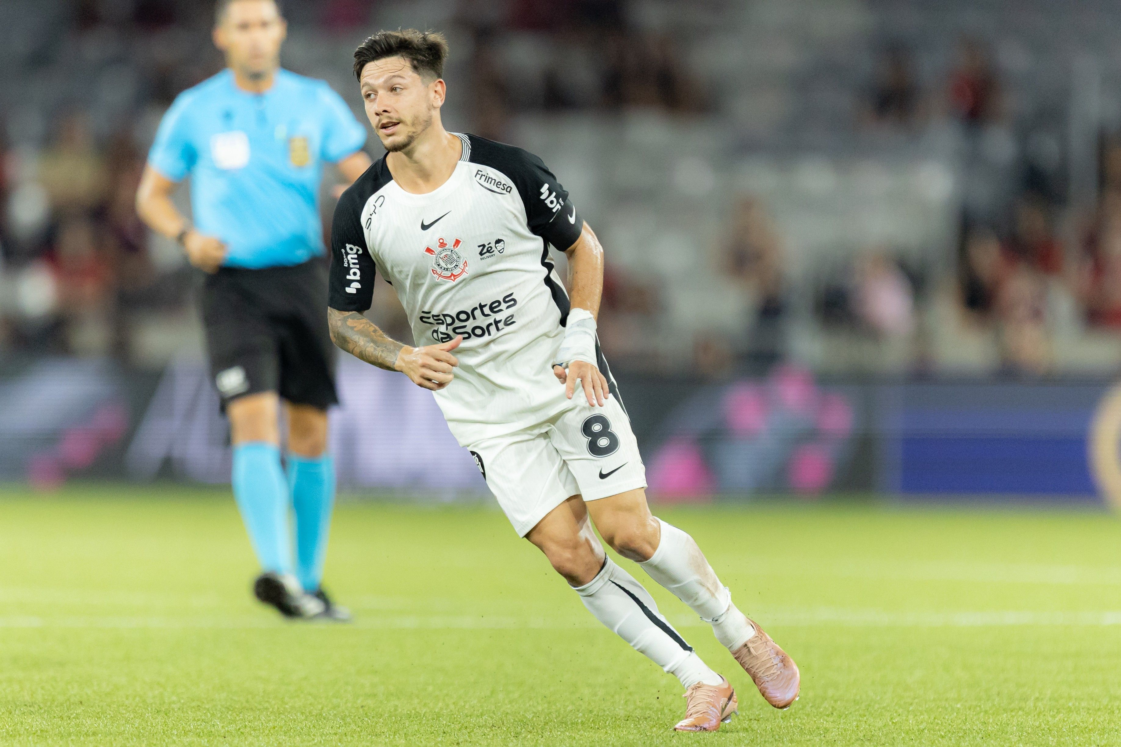 Garro critica gramado da Arena da Baixada após vitória do Corinthians.. Reprodução: Ge