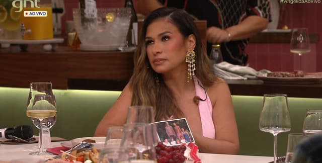 [Simone Mendes emocionada ao relembrar o pai enterrado como indigente]. Reprodução: Gshow