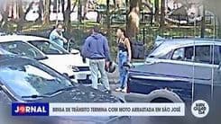 Briga de trânsito em São José dos Campos termina com moto arrastada por carro. Reprodução: Globo