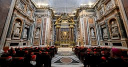 Cardeais católicos se reúnem para discutir o conclave e a eleição do novo Papa. Reprodução: Reuters