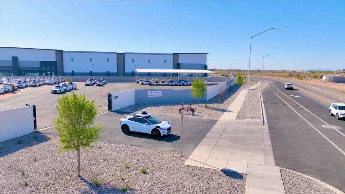 Waymo exibe parte de sua frota de veículos autônomos, incluindo Jaguar I-Pace. Reprodução: TechCrunch