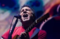 Paulinho Moska encerra a terceira noite do Rio Gastronomia com show aplaudido pelo público. Reprodução: Globo