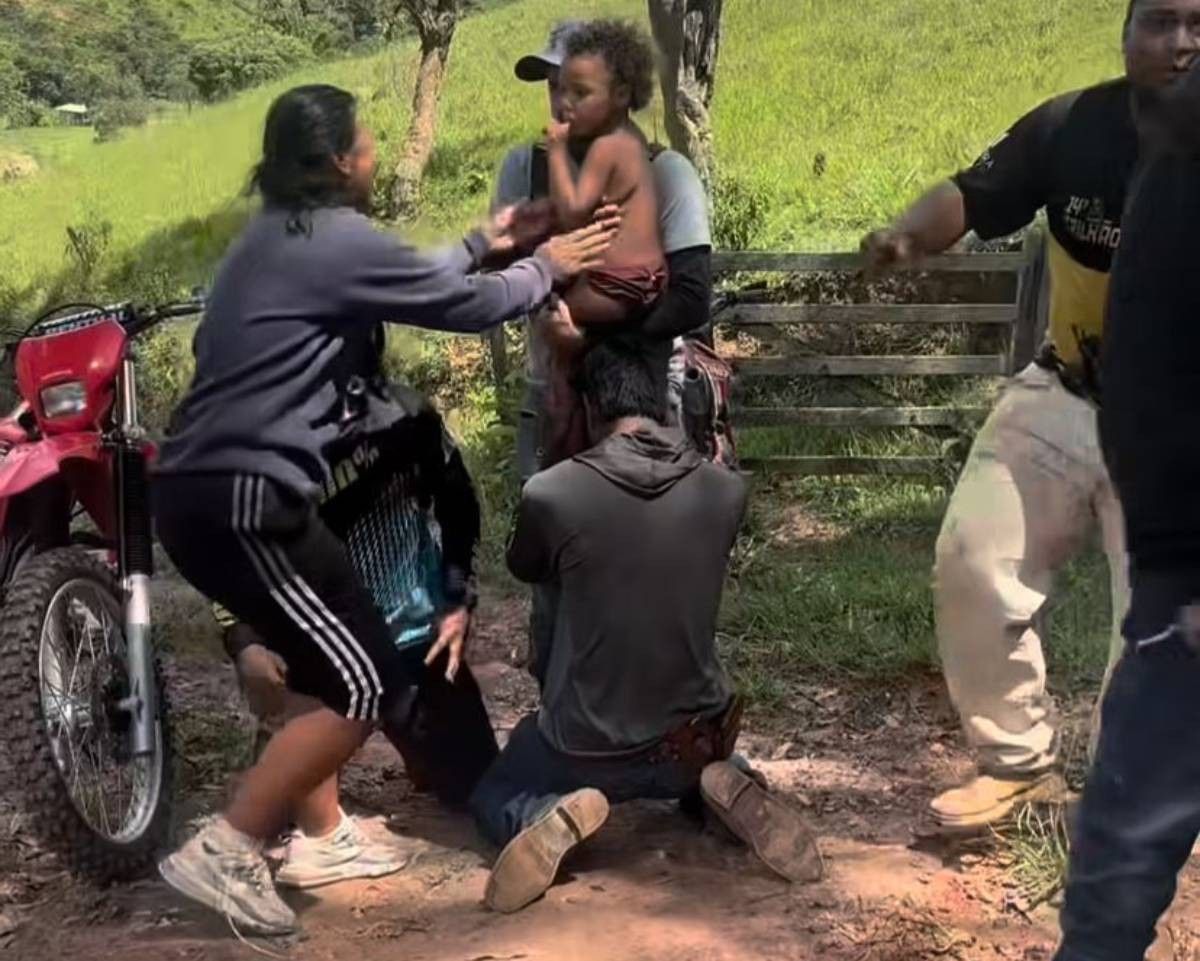 Criança de 4 anos, encontrada com vida após três dias desaparecida em MG, dizem bombeiros.. Reprodução: G1