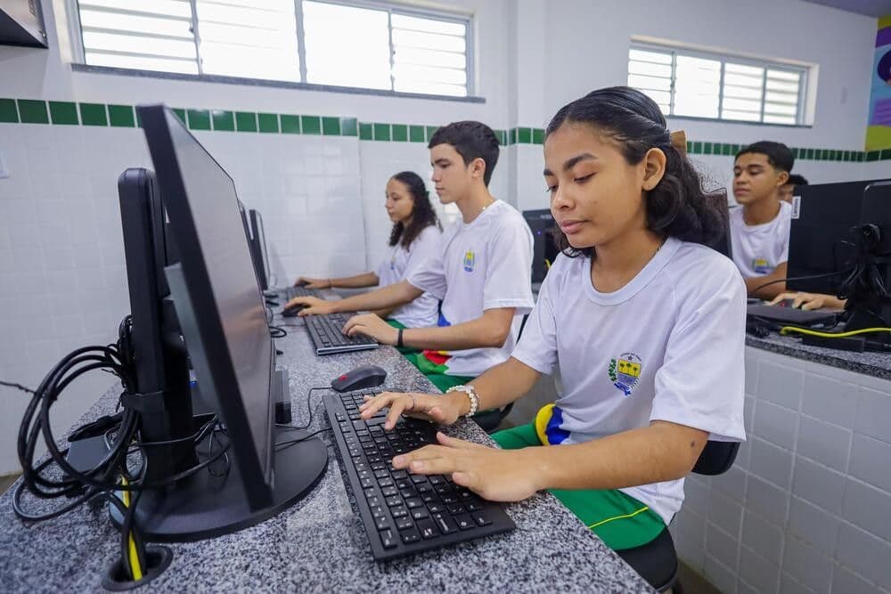 Alunos participam de treinamento para uso responsável da IA nas escolas. Reprodução: Retorno do item 11
