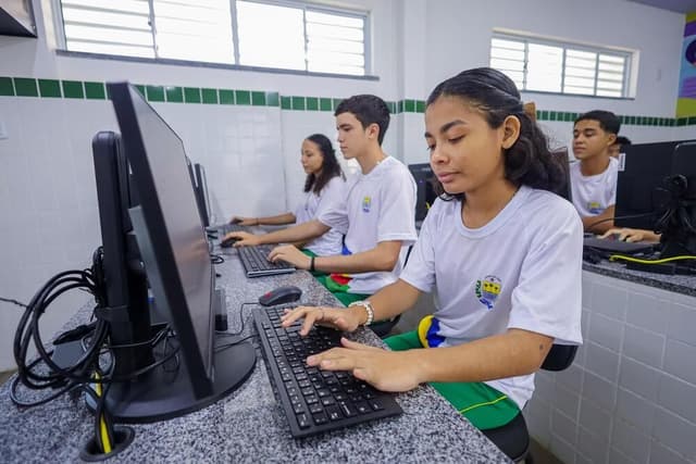 Alunos participam de treinamento para uso responsável da IA nas escolas. Reprodução: Retorno do item 11