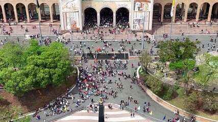 Santuário Nacional lotado em Aparecida na véspera do Dia de Nossa Senhora Aparecida. Reprodução: Retorno do item 11
