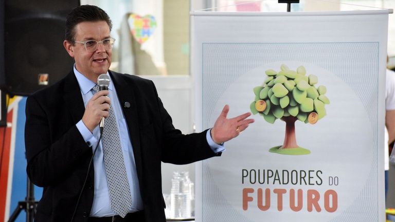 Projeto leva educação financeira a 30 mil alunos