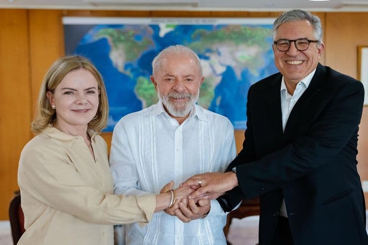 Lula empoça Gleisi e Padilha em novos ministérios