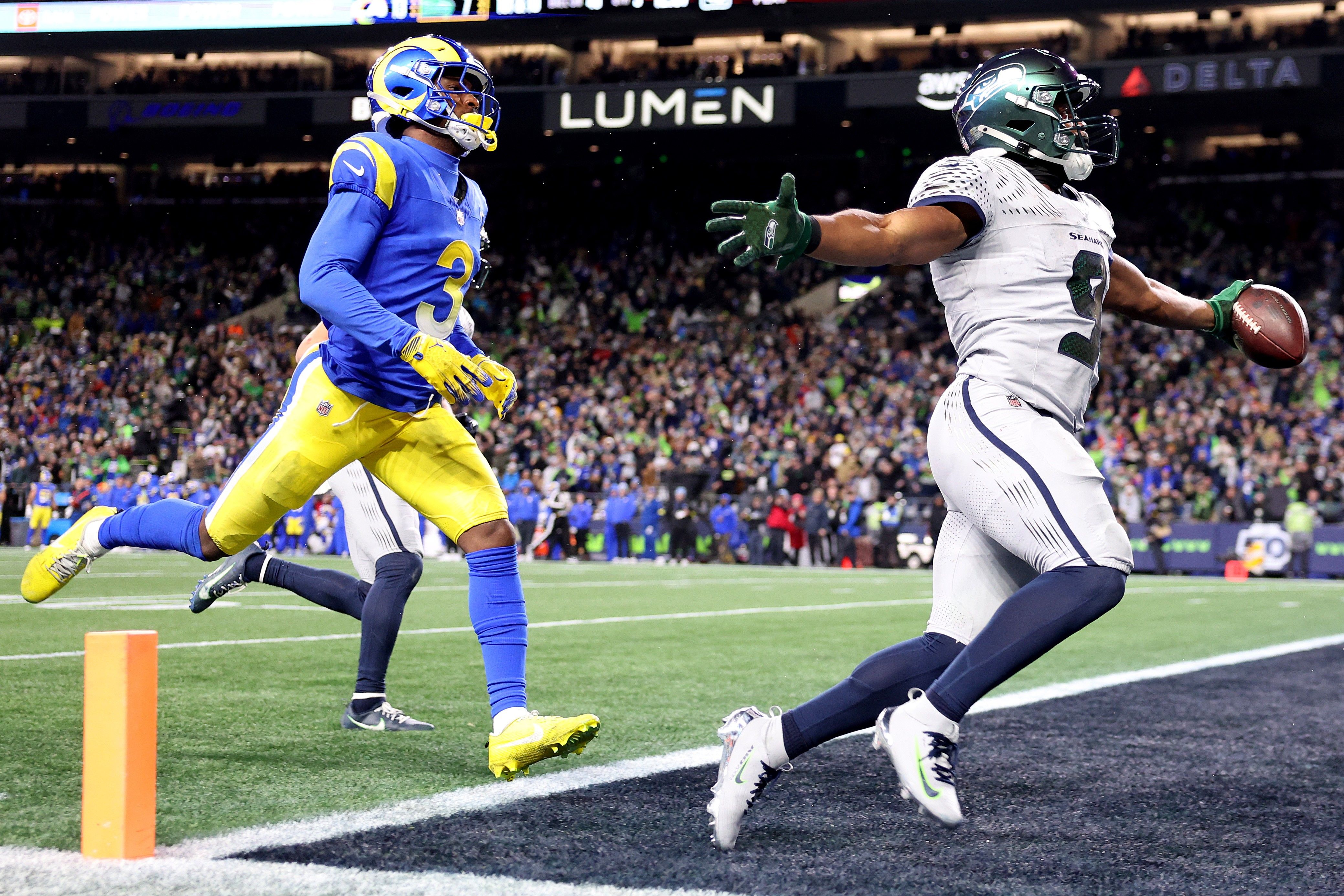 Seattle celebra vitória improvável contra o Rams após decisão de VAR. Reprodução: Ge