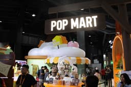 Visitantes na área de exposição da Pop Mart na CIFTIS em Pequim. Legenda da imagem. Reprodução: Retorno do item 11