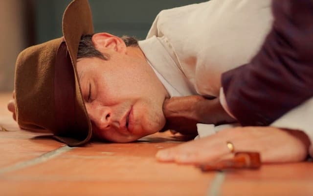 Candinho desmaia ao ver a marca de nascença de Samir. Reprodução: Gshow