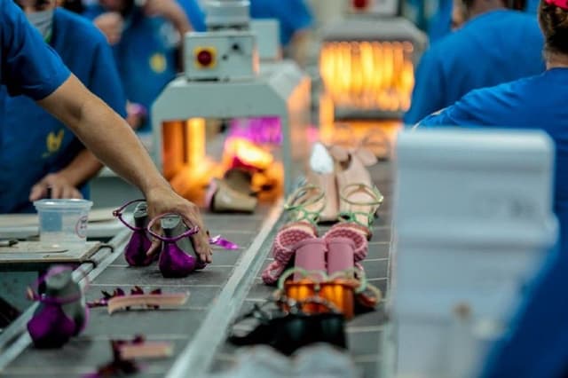 Tarifaço dos EUA afeta o setor calçadista: outubro pior em 10 anos e 1,65 mil empregos fechados no Brasil.. Reprodução: G1