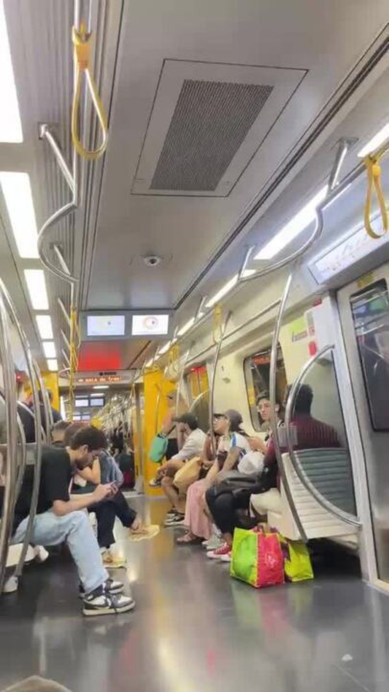Falha na Linha Amarela prende passageiros dentro de trem do metrô de SP.. Reprodução: G1