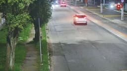 Motociclista de 46 anos sofre amputação e fraturas após atropelamento por carro que fugiu em São Vicente. Reprodução: Globo