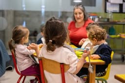 Crianças da creche Rayuela, em Rivas-Vaciamadrid, almoçam; Supremo decidiu sobre financiamento público. Reprodução: Retorno do item 11