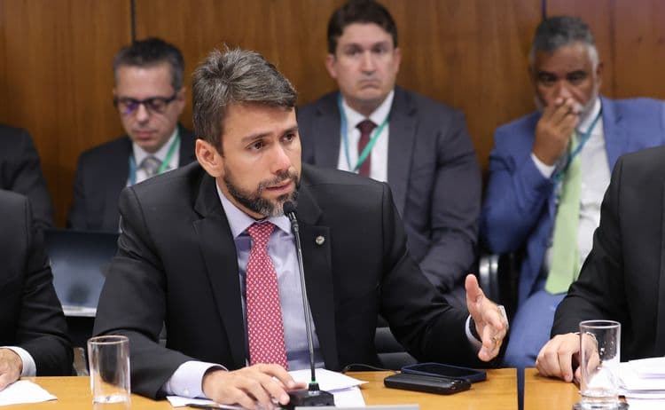 Grupo de Pedro Lucas discute decisões políticas em meio a disputas internas do partido.; Reprodução: Globo
