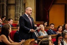Alejandro Fernández acusa Salvador Illa de mentir sobre caso de mascarillas não conformes durante a sessão no Parlament. Reprodução: El País
