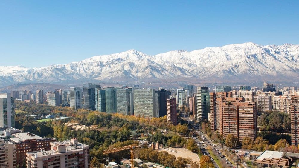 Santiago encanta com sua beleza, cultura vibrante e opções de hospedagem de luxo aos pés da Cordilheira dos Andes. Reprodução: Globo