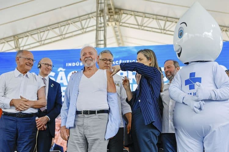 Pessoas se preparam para a campanha de vacinação contra a gripe que começa hoje. Reprodução: CNN Brasil