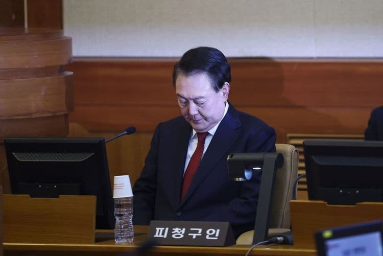 Yoon Suk Yeol se defende em julgamento de impeachment