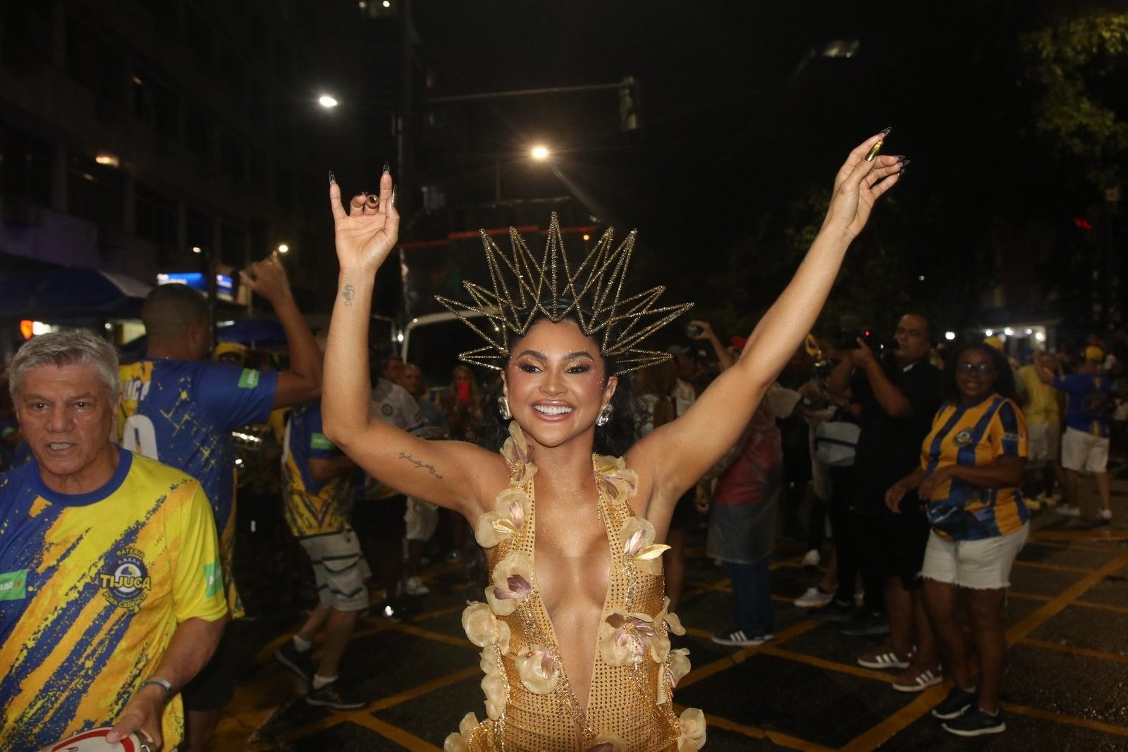 Mileide Mihaile em ensaio de rua da Unidos da Tijuca, com decote de destaque.. Reprodução: Gshow