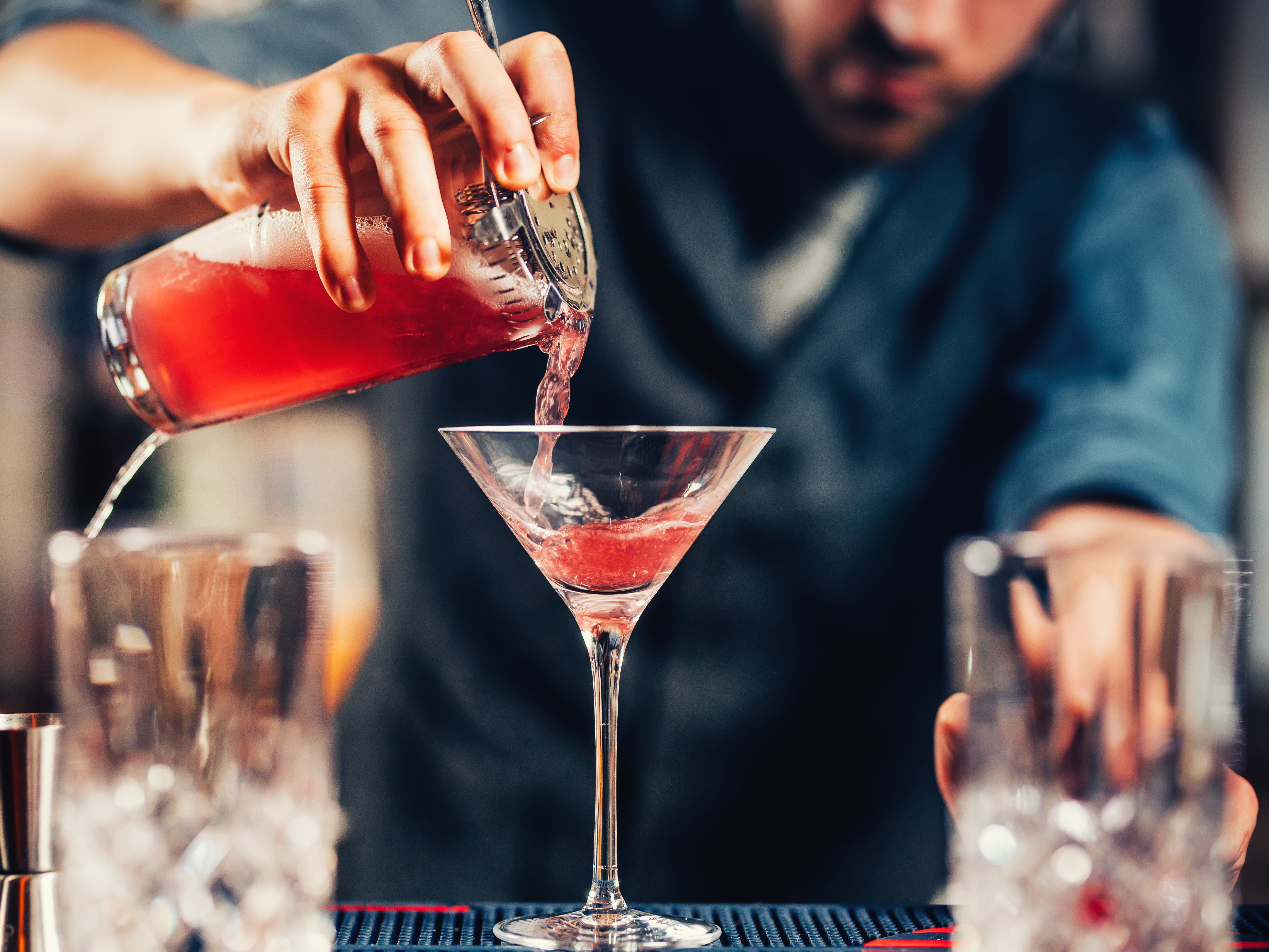 Coquetéis que serão tendência neste verão, segundo bartenders e mixologistas