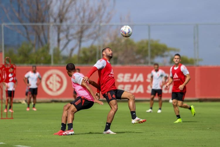 Thiago Maia retorna aos treinos e é opção para o Gre-Nal