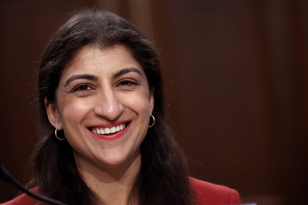 Lina Khan comemora o IPO da Figma, destacando o sucesso após rejeição da fusão com a Adobe. Reprodução: Kevin Dietsch/Getty Images