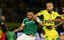 Vitor Roque disputa a bola sob forte marcação do Mirassol. Legenda da imagem. Reprodução: Cesar Greco/Palmeiras