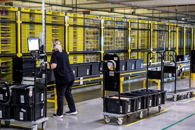 Instalações da Amazon em Illescas, tema de debate sobre uso de algoritmos no controle de trabalhadores. Legenda da imagem. Reprodução: Retorno do item 11