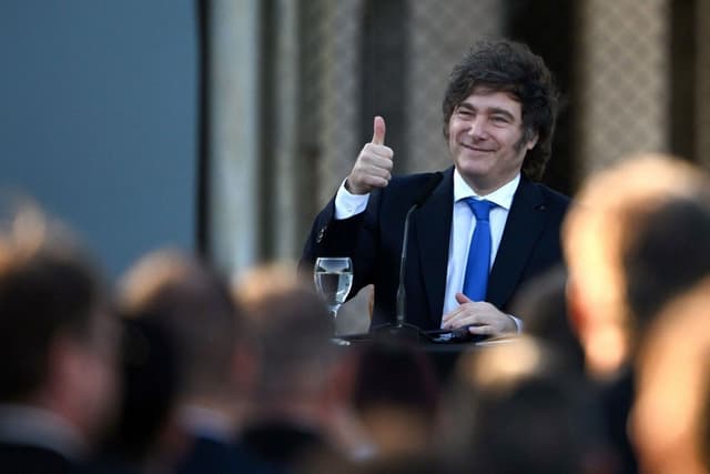 Milei faz gesto de aprovação durante apresentação oficial, em meio à crise política e eleitoral. Legenda da imagem. Reprodução: Retorno do item 11