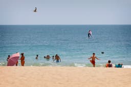 Pessoas aproveitam a praia de La Victoria em Cádiz, monitorada pelo projeto Oceanaria Andalucía. Reprodução: El País