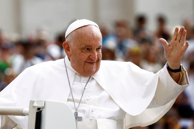 Papa Francisco se recupera e trabalha durante internação