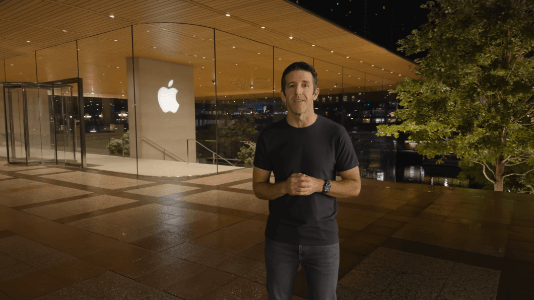 John Ternus em frente à sede da Apple durante anúncio oficial à noite.