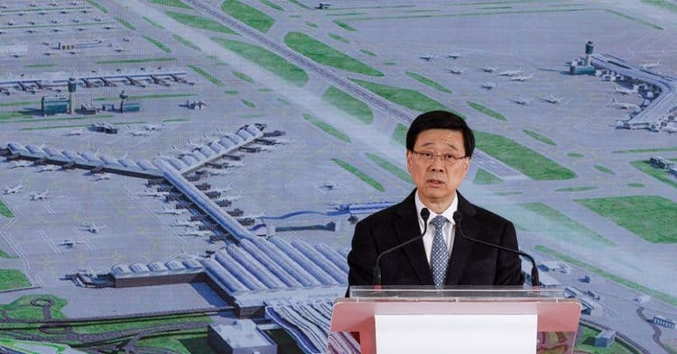 John Lee, líder de Hong Kong, defende assinatura de acordos comerciais para reduzir riscos da guerra comercial. Reprodução: Reuters